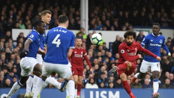 诺兰·莱恩在游骑兵主场留下的血染球衣影像，成为其硬汉生涯的缩影